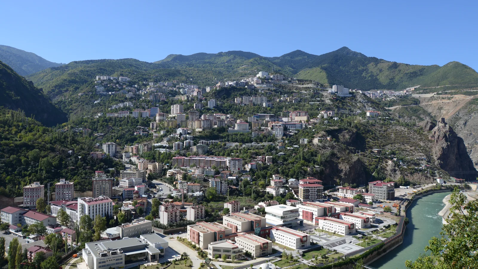 Artvin şehir görünümü ve simgesel kent alanı
