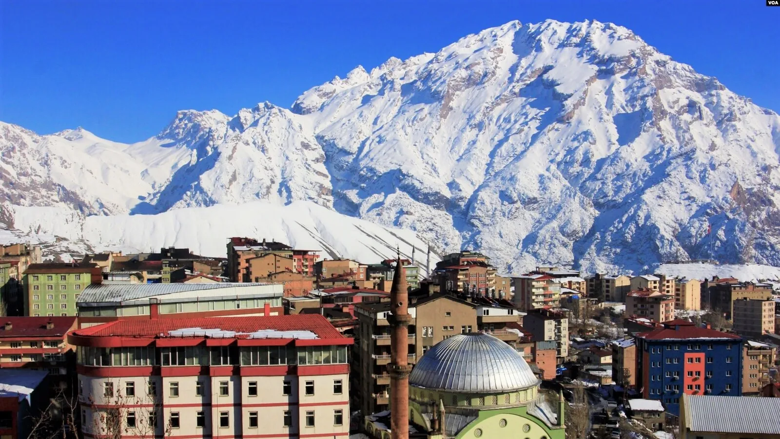 Hakkari şehir görünümü ve simgesel kent alanı