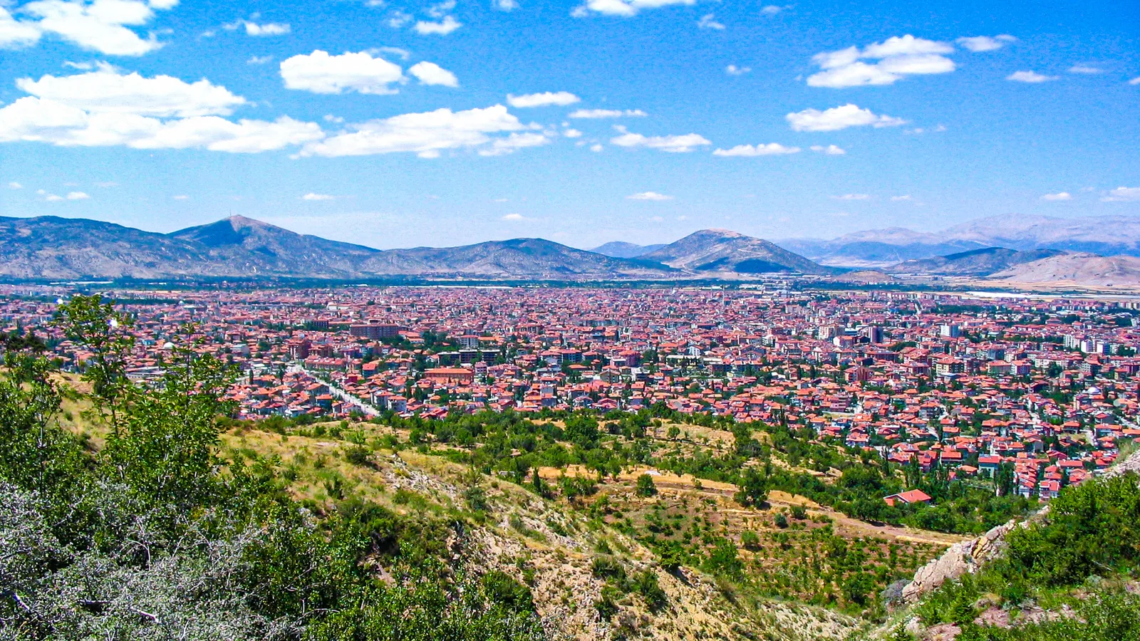 Isparta şehir görünümü ve simgesel kent alanı