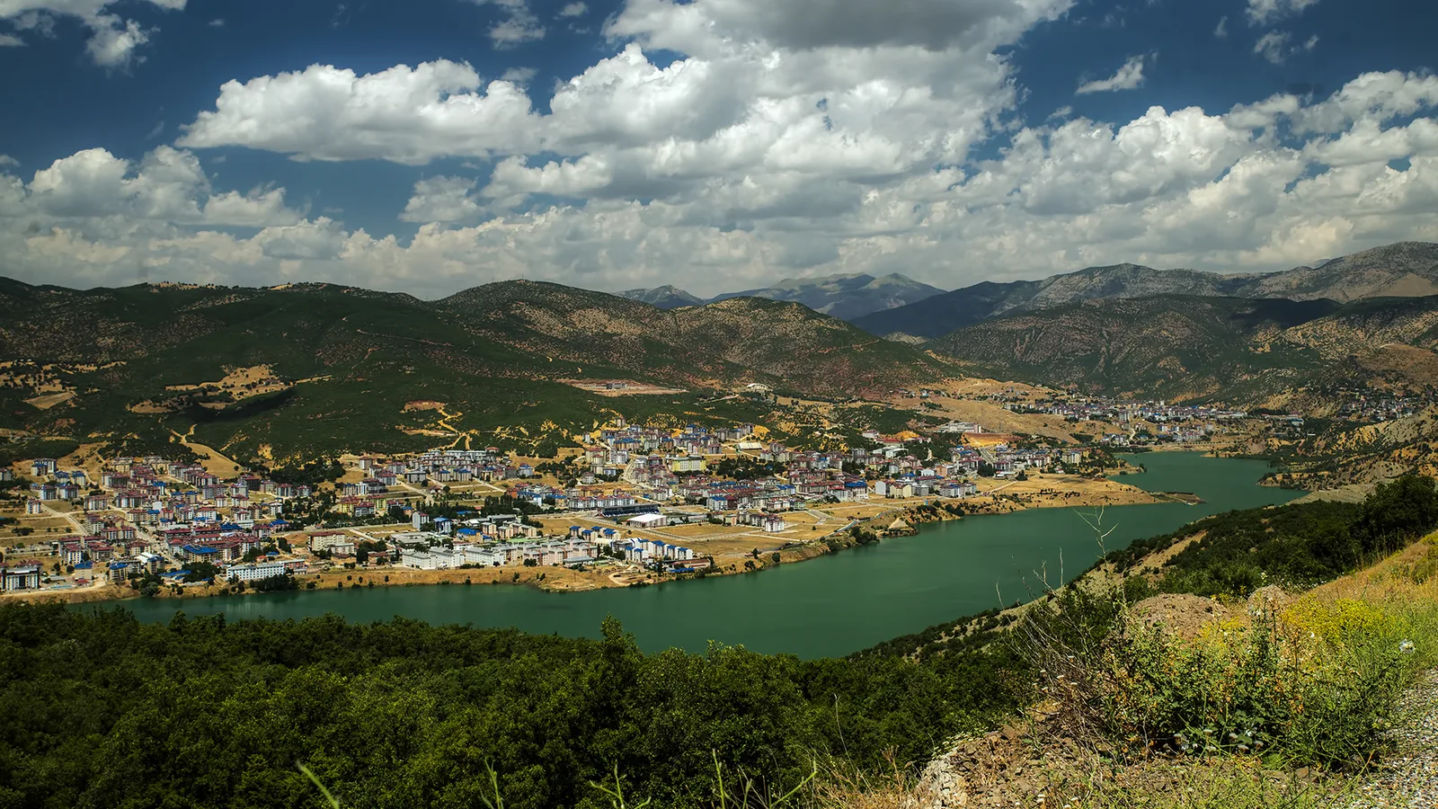 Tunceli şehir görünümü ve simgesel kent alanı